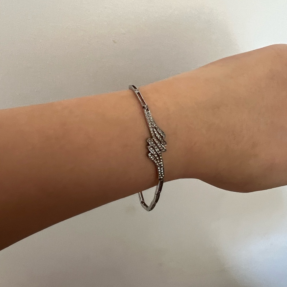 Elegant Silver Bracelet with Crystal Accents